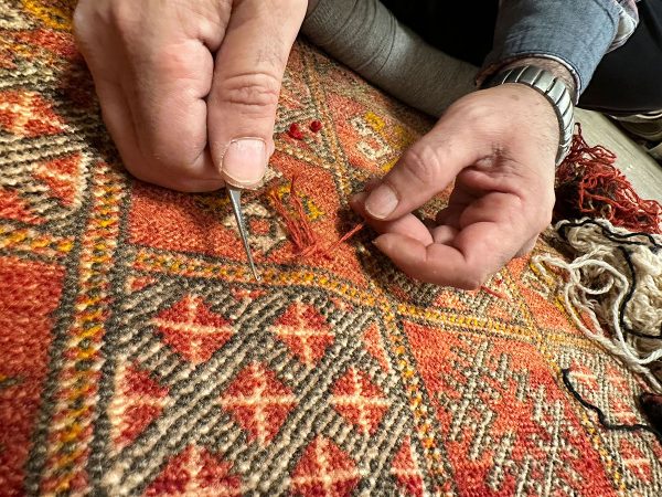 Traditionelle Teppichreparatur von Hand